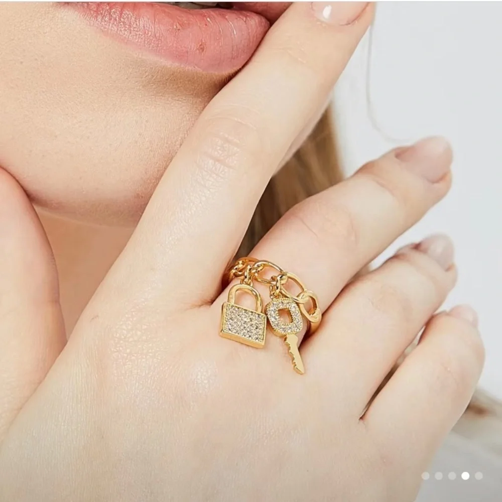 Unique chain key open‎ adjustable ring